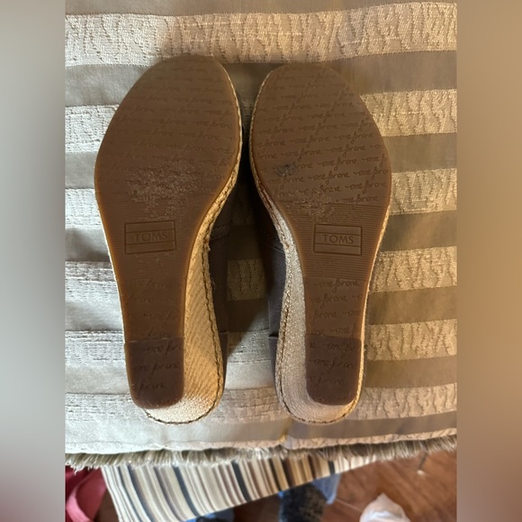 TOMS Size 9.5 - Picture 9 of 10
